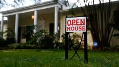 利率的提升使房地产市场略微降温，但抢购仍然激烈，房价继续走高