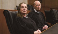 因法院面临党派测试，新首席法官监督特朗普的大陪审团